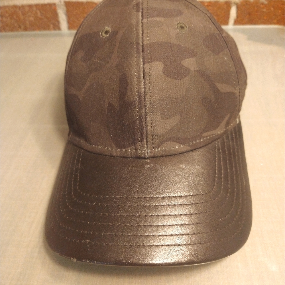 Gents camo and leather cap